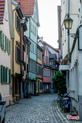 Eine ruhige und malerische Gasse im historischen Wohnviertel Beutau in Esslingen