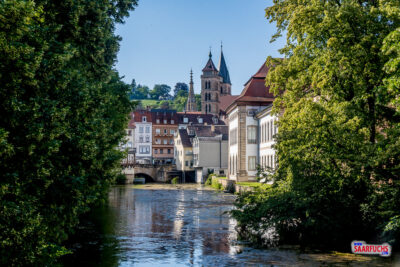 Blick durch den Park Maille auf die Innere Brücke und die Altstadt von Esslingen
