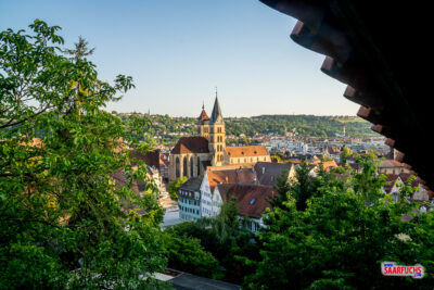 Blick aus der überdachten Burgstaffel hinab auf die Dächer von Esslingen