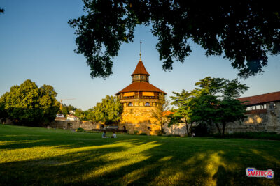 Der Dicke Turm der Esslinger Burg im warmen Licht des Abenduntergangs