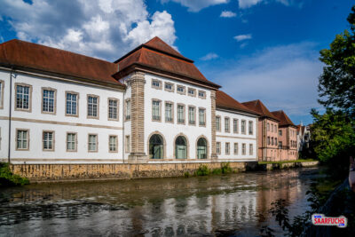 Blick über den Fluss auf das Amtsgericht und den Ritterbau in Esslingen