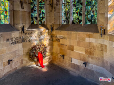 Blick auf die Nikolauskapelle mit der Gedenktafel für die Opfer des Nationalsozialismus