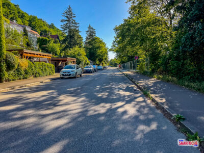 Der ausgeschilderte Neckartal-Radweg führt asphaltiert neben einer Straße bei Tübingen entlang