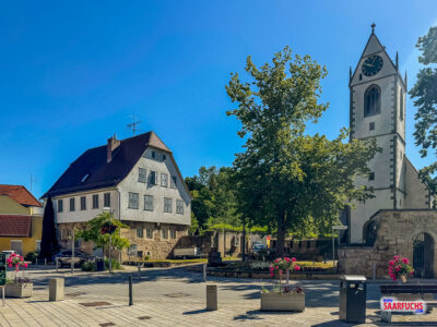 Ein umgeleiteter Radweg führt durch eine Wohnstraße im Ort Neckartenzlingen