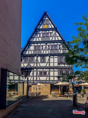 Ein stattliches, historisches Fachwerkhaus an einer Straßenkreuzung in der Altstadt von Nürtingen