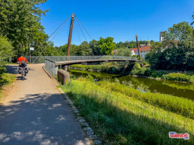 Der Neckartal-Radweg führt flach an Wiesen und Flussufern bei Wernau vorbei