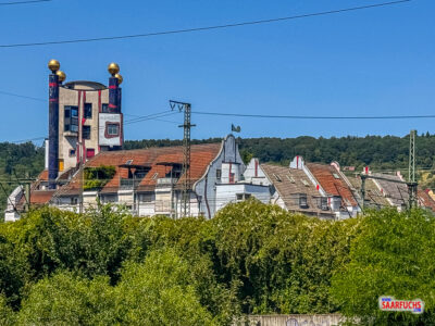 Das bunte Hundertwasser-Haus in Plochingen mit seinen typisch geschwungenen Linien und goldenen Kuppeln