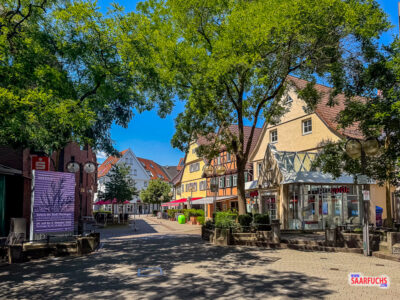 Eine sonnenbeschienene, ruhige Fußgängerzone im Ortskern von Plochingen