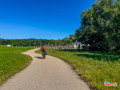 Eine reine Fußgänger- und Radfahrerbrücke führt über den Fluss Neckar