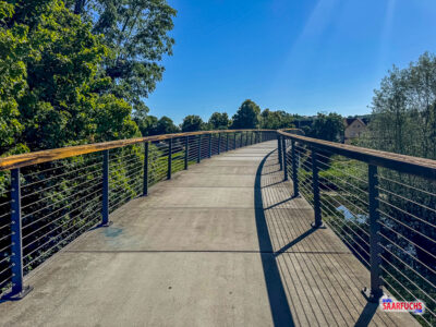 Eine große Fahrradbrücke überquert den breiten Flusslauf des Neckars