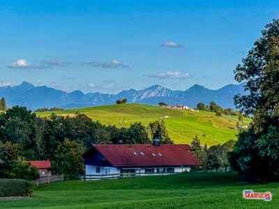 Panoramablick auf die im Hintergrund ragenden Steinberge von der Rochus-Kapelle in Bad Kohlgrub