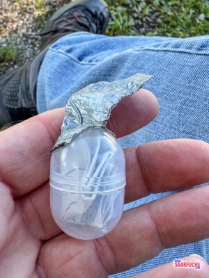 Erfolgreicher Geocaching-Fund eines gut getarnten Tradi-Verstecks an der Rochuskapelle