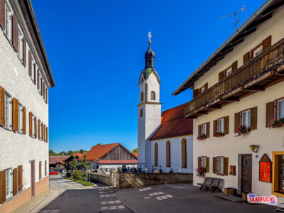 Die historische Pfarrkirche St. Martin im Zentrum von Bad Kohlgrub bei sonnigem Wetter