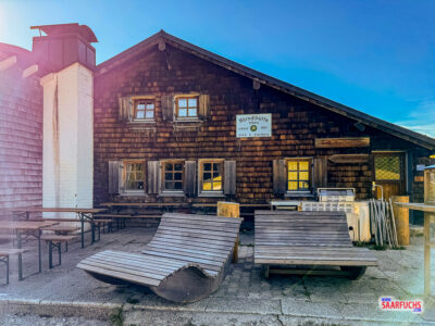 Die rustikale H&ouml;rnleh&uuml;tte vor Bergkulisse im Naturpark Ammergauer Alpen