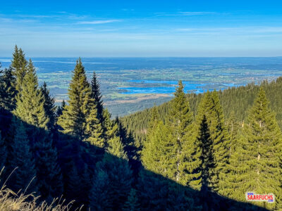 Malerischer Ausblick beim Abstieg vom Vorderen H&ouml;rnle auf den blau leuchtenden Staffelsee