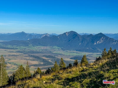 Blick auf die markanten Felsh&auml;nge der umliegenden Steinberge im warmen Nachmittagslicht