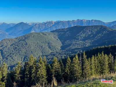 Die hochaufragenden Kulissen der Steinberge am Horizont bei klarer Sicht