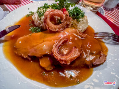 Teller mit bayerischem Schweinsbraten, Dunkelbierso&szlig;e und Semmelkn&ouml;del