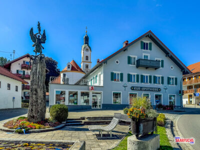 Detailaufnahme des Denkmals neben dem Rathausbrunnen in Bad Kohlgrub