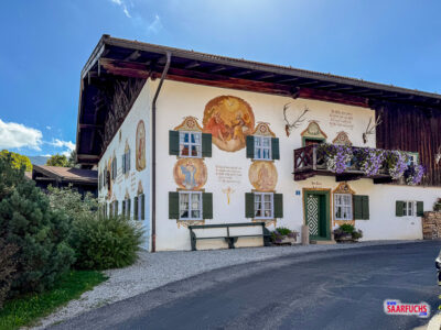 Oberbayerisches Wohnhaus mit farbenfrohen L&uuml;ftlmalereien an der Fassade