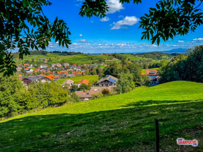 Aussichtspunkt am Timberlandtrail mit weitem Blick &uuml;ber Bad Kohlgrub und die Ammergauer Alpen